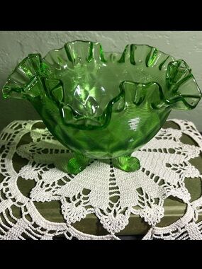 Fenton Springtime Green Threaded Diamond Optic Three Footed Bowl # 8425